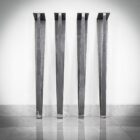 Fyra svarta metallben mot vit bakgrund.