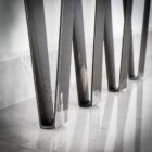 Metallbordben på marmorgolv