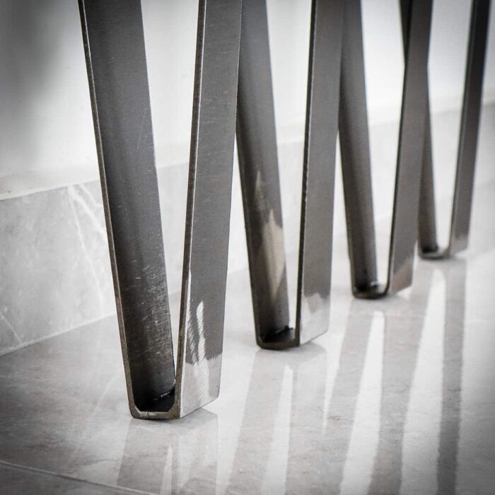 Arch-102.jpg Metallbordben på marmorgolv