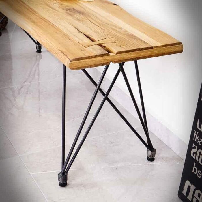 Bänkben-Prima-6 Träbänk med metallben på stengolv.