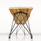 Träbänk med metallben sett bakifrån.