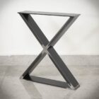 Metallbordben i form av bokstaven X.