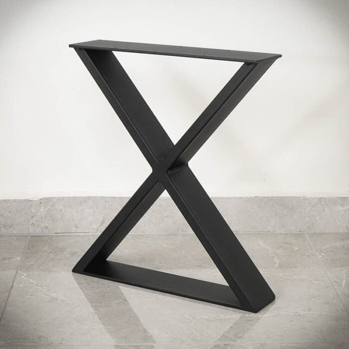 Bankben-X-45-Svart.jpg Svart korsformad bordsstomme på golvet.