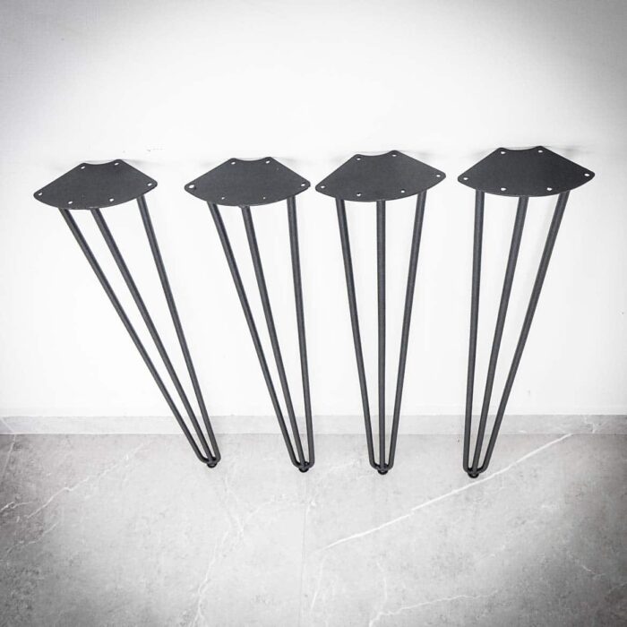 Ben-Hairpin-M-1.jpg Fyra svarta metallben mot vit vägg.