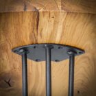 Metallstänger under träbord