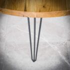 Bord med metallben på stengolv