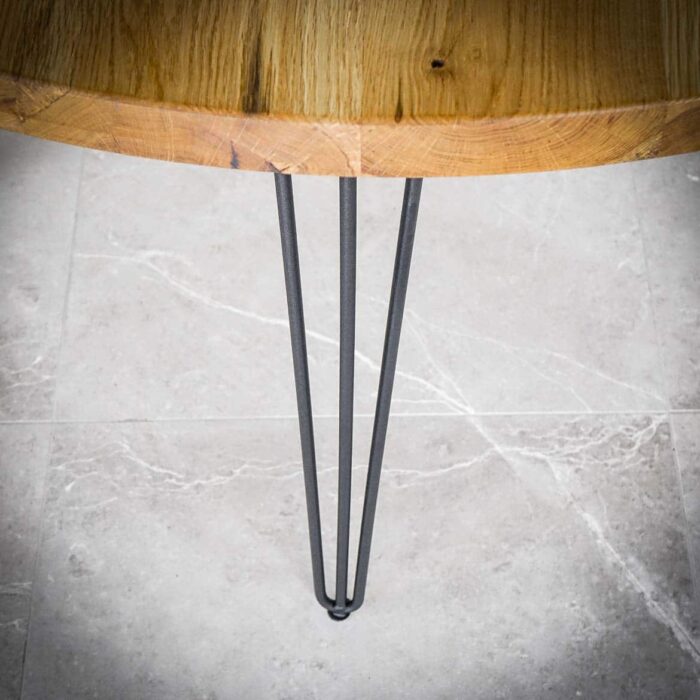 Ben-Hairpin-M-11.jpg Bord med metallben på stengolv