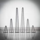 Fem metallstativ i olika höjder på rad.