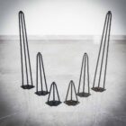 Metallben i olika storlekar på stengolv.