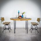 Runt bord med stolar och dekorationer.