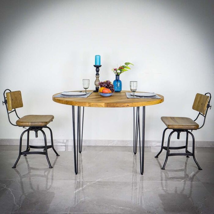 Ben-Hairpin-M-3.jpg Runt bord med stolar och dekorationer.