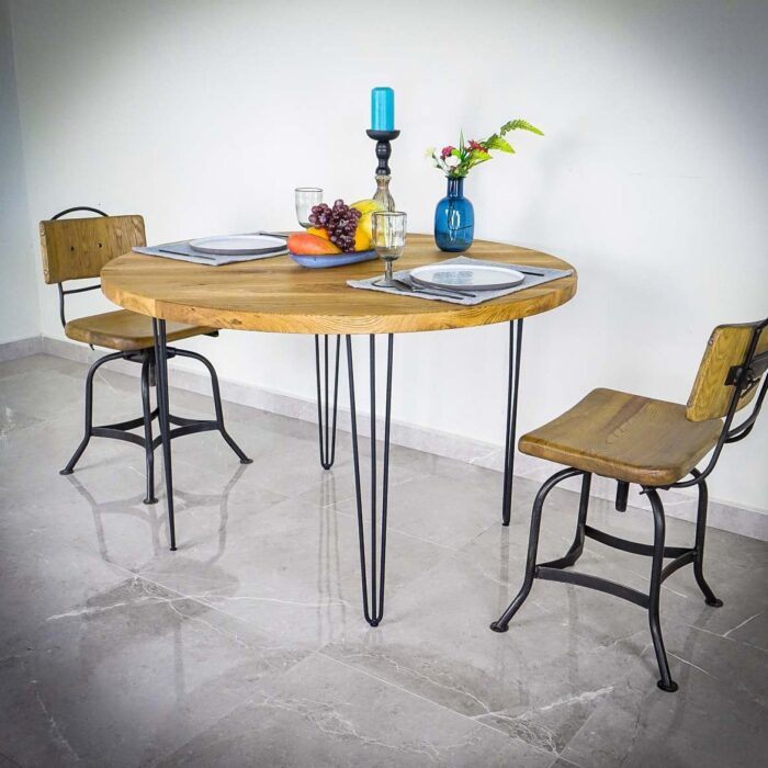 Ben-Hairpin-M-4.jpg Runt träbord med två stolar och dukning.