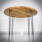Runt träbord med metallben