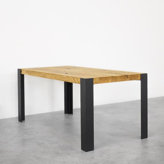 Ben-Hake-45-cm-Svart.jpg Minimalistiskt träbord med svarta ben.