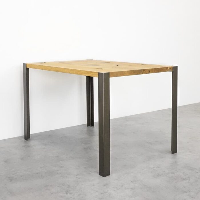 Ben-Hake-Stal-71-cm-2.jpg Träbord med metallben i ett rum