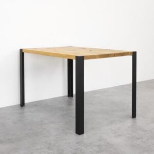 Träbord med svarta metallben på grått golv