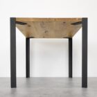 Nytt träbord med svarta ben, modern design.