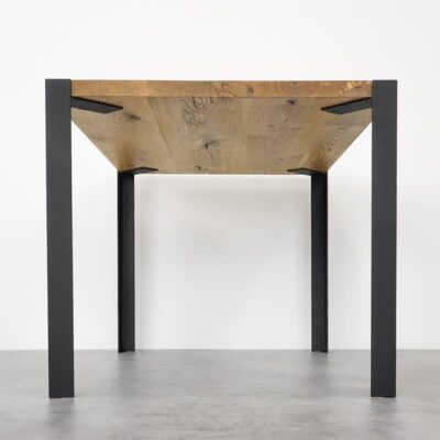 Ben-Hake-Svart-71-cm-2.jpg Nytt träbord med svarta ben, modern design.