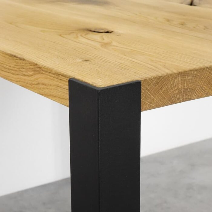 Ben-Hake-Svart-71-cm-3.jpg Hörn av träbord med metallben.