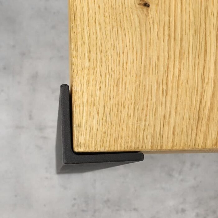 Ben-Hake-Svart-71-cm-4.jpg Hörnsats i svart metall på träbordshörn.