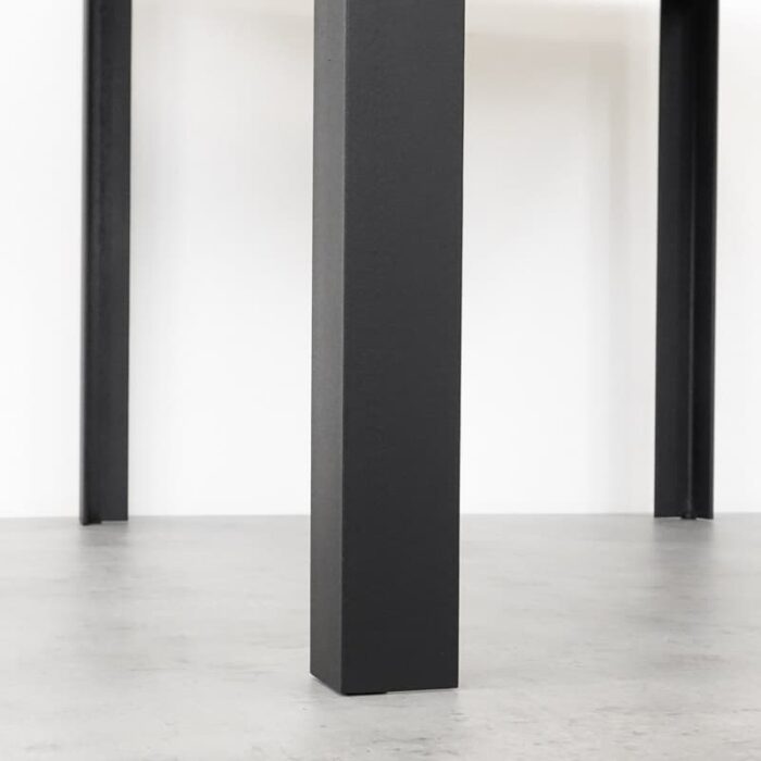 Ben-Hake-Svart-71-cm-5.jpg Svart metallbordsben på betonggolv