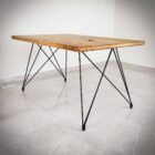 Träbord med metallben på kakelgolv.