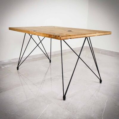 Träbord med metallben på kakelgolv.