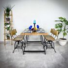 Matbord med blå glas och grön växt.