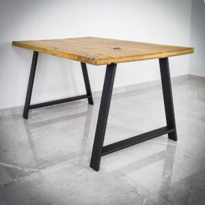 Träbord med metallben på klinkergolv