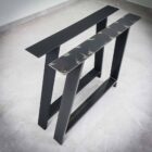 Metallbordsben i geometrisk form på klinkergolv.