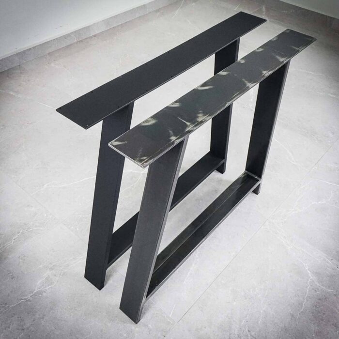 Big-A-105 Metallbordsben i geometrisk form på klinkergolv.