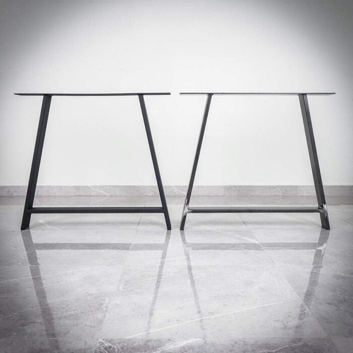 Big-A-107 Två moderna bordsben på marmorgolv.