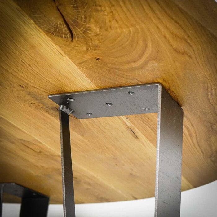 Bordsben-ARCH-71-cm-med-Bordskiva-3.jpg Närbild av träbord med metallben