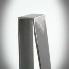 Närbild på metallstång med urtag