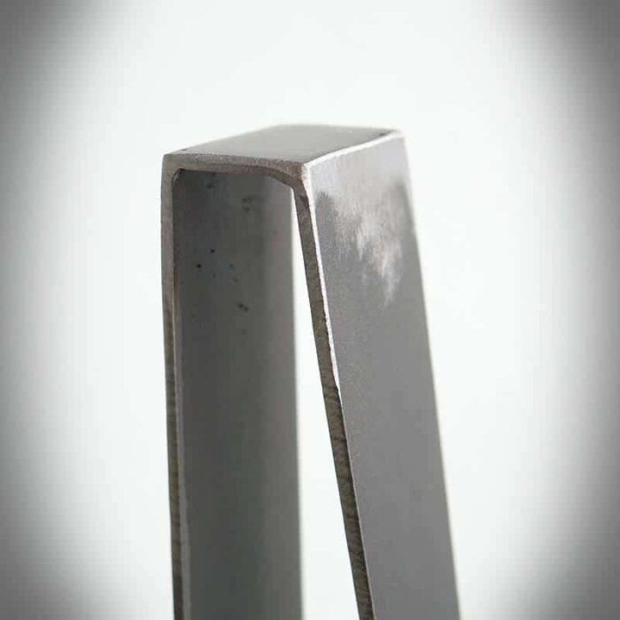 Bordsben-Arch-5.jpg Närbild på metallstång med urtag