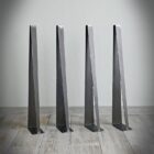 Fyra svarta bordsben på trägolv