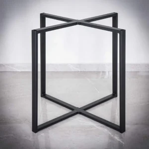 Svart metallbordstativ på marmorgolv.