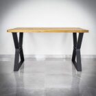 Träbord med svarta metallben