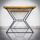 Modernt matbord med träskiva och metallben