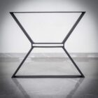 Modern glasbord med metallstomme