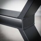 Svart metallben med svetsade fogar