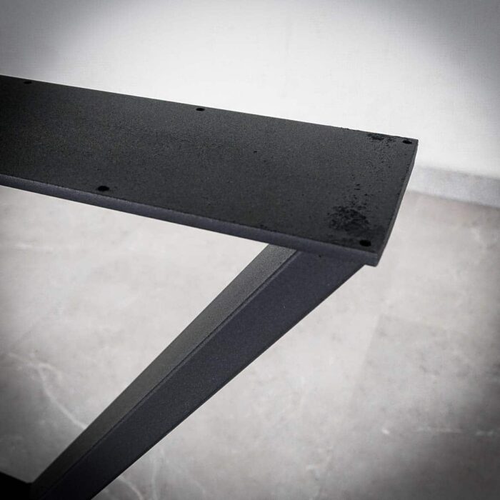 Bordsben-FUNKTION-SVART-8.jpg Svart metallbord underifrån på grått golv.