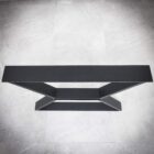 Svart metallbord i fågelperspektiv mot grått golv.