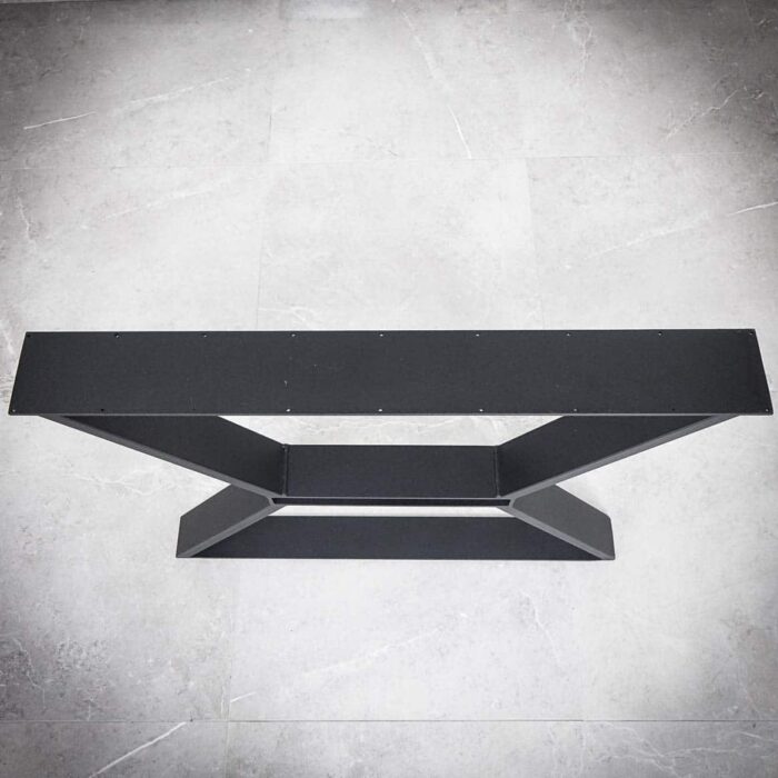 Bordsben-FUNKTION-SVART-9.jpg Svart metallbord i fågelperspektiv mot grått golv.
