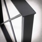 Svart metallstativ med fyra skruvhål