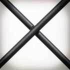 Svarta metallrör i korsform på vit bakgrund.