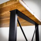 Träbord med svarta metallben