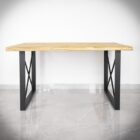 Modernt träbord med metallben