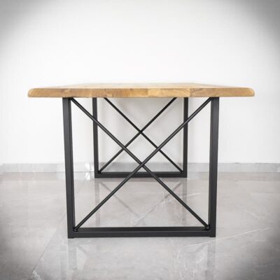 Träbord med metallben på klinkergolv.