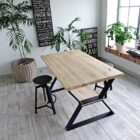 Modernt kök med träbord och växter